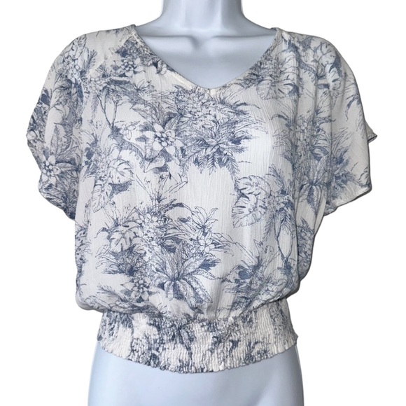 Paper Crane Women's White & Blue Print Short Sleeve Ruffled Blouse- Size Small - Picture 1 of 11